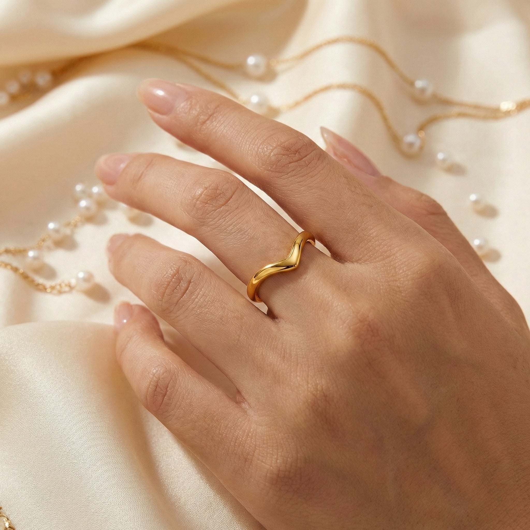 Bague dorée courbée