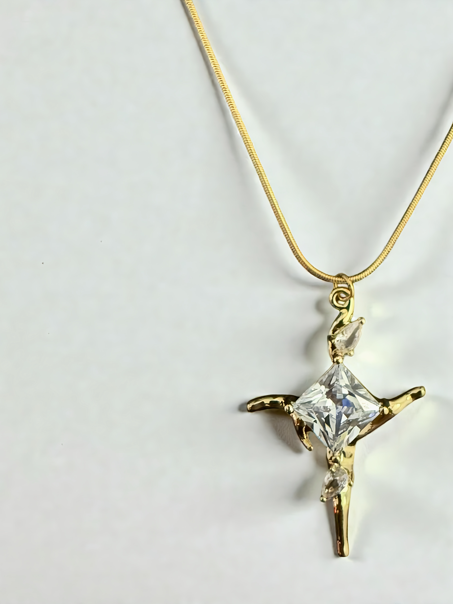 Collier croix moderne avec cristal étincelant