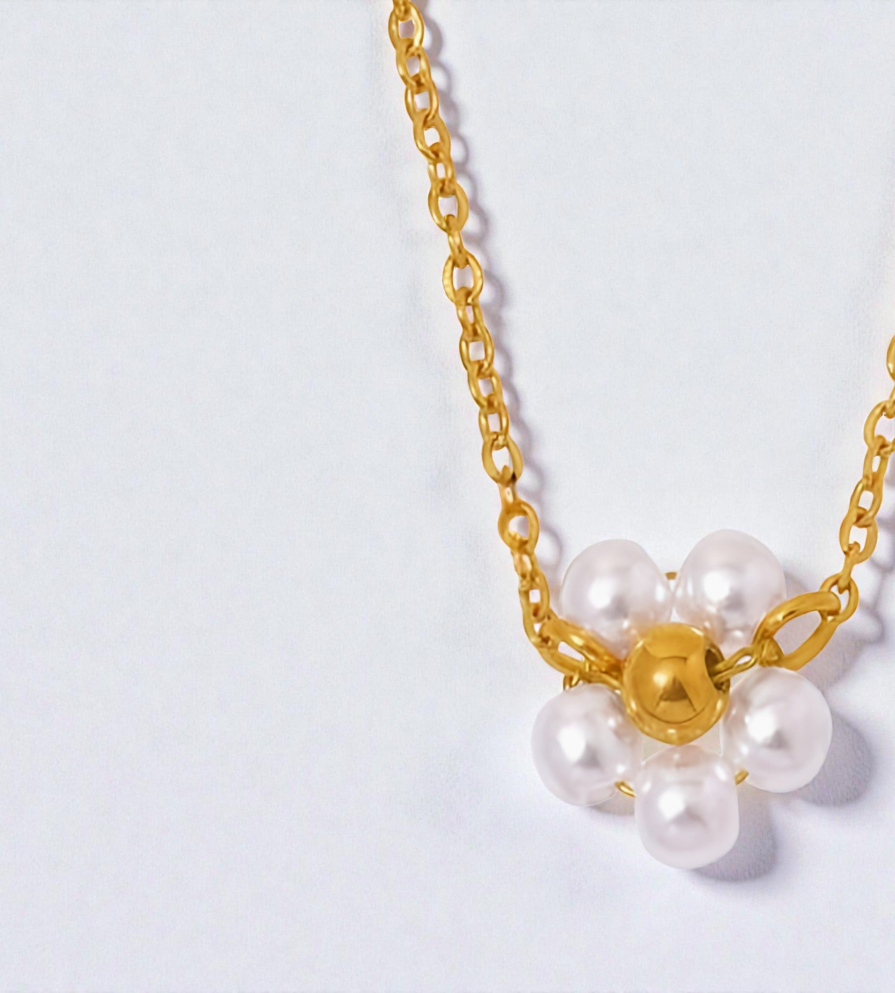 Collier fleur de perles délicates sur chaîne dorée