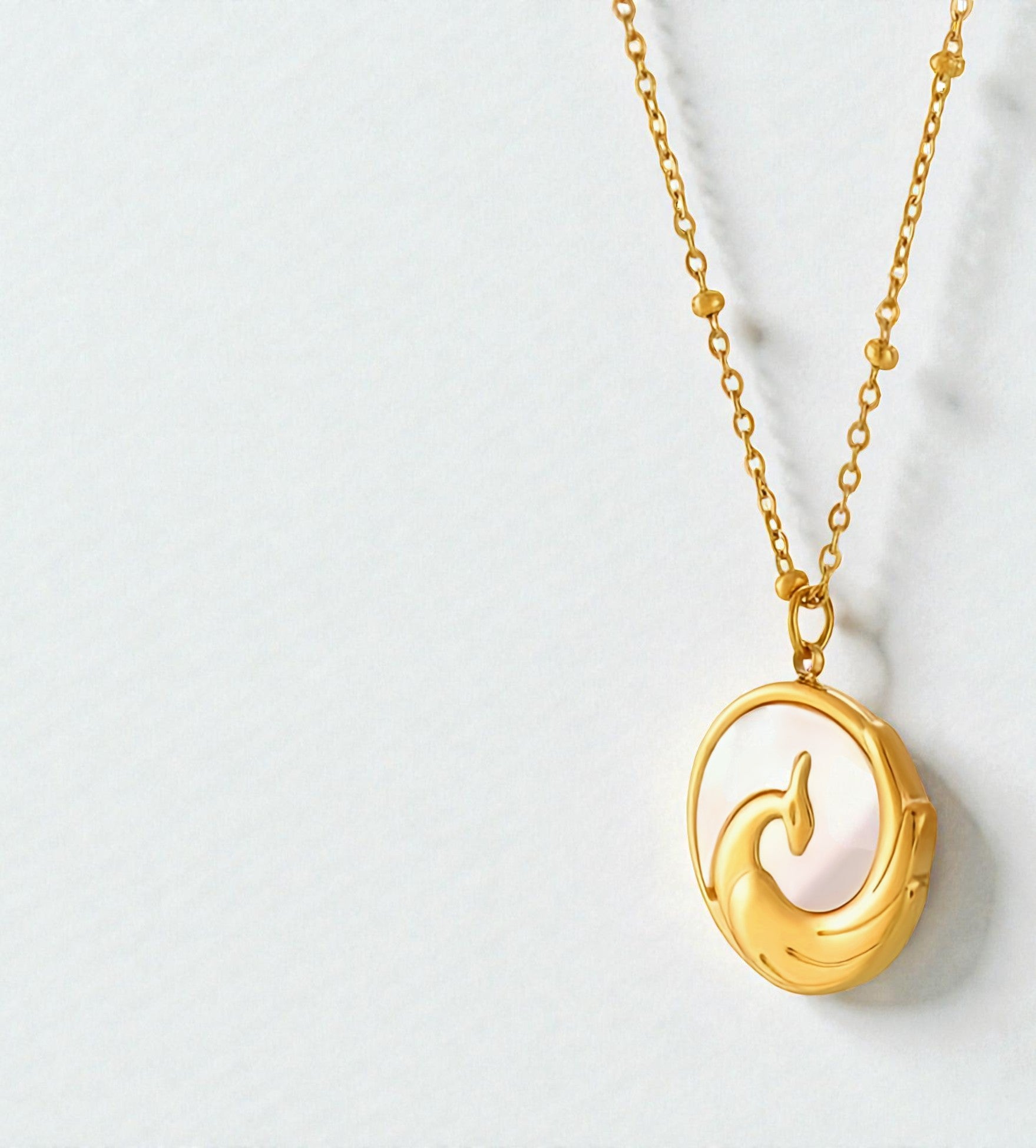 Collier doré multi-rangs avec pendentifs perle, étoile et médaillon