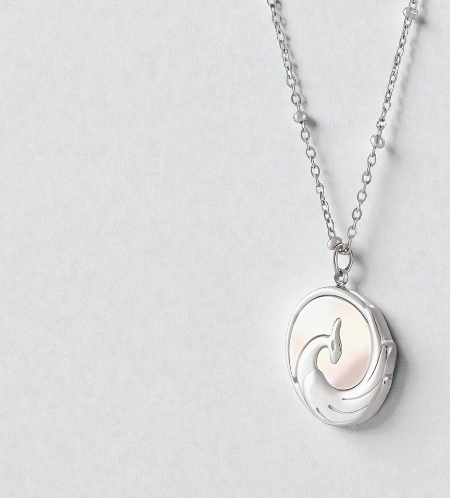 Collier doré multi-rangs avec pendentifs perle, étoile et médaillon