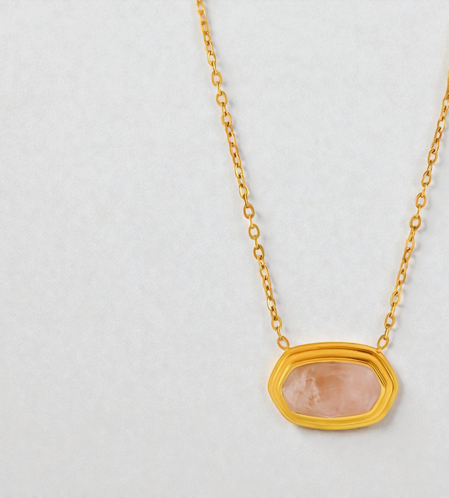 Collier doré avec pendentif rectangulaire