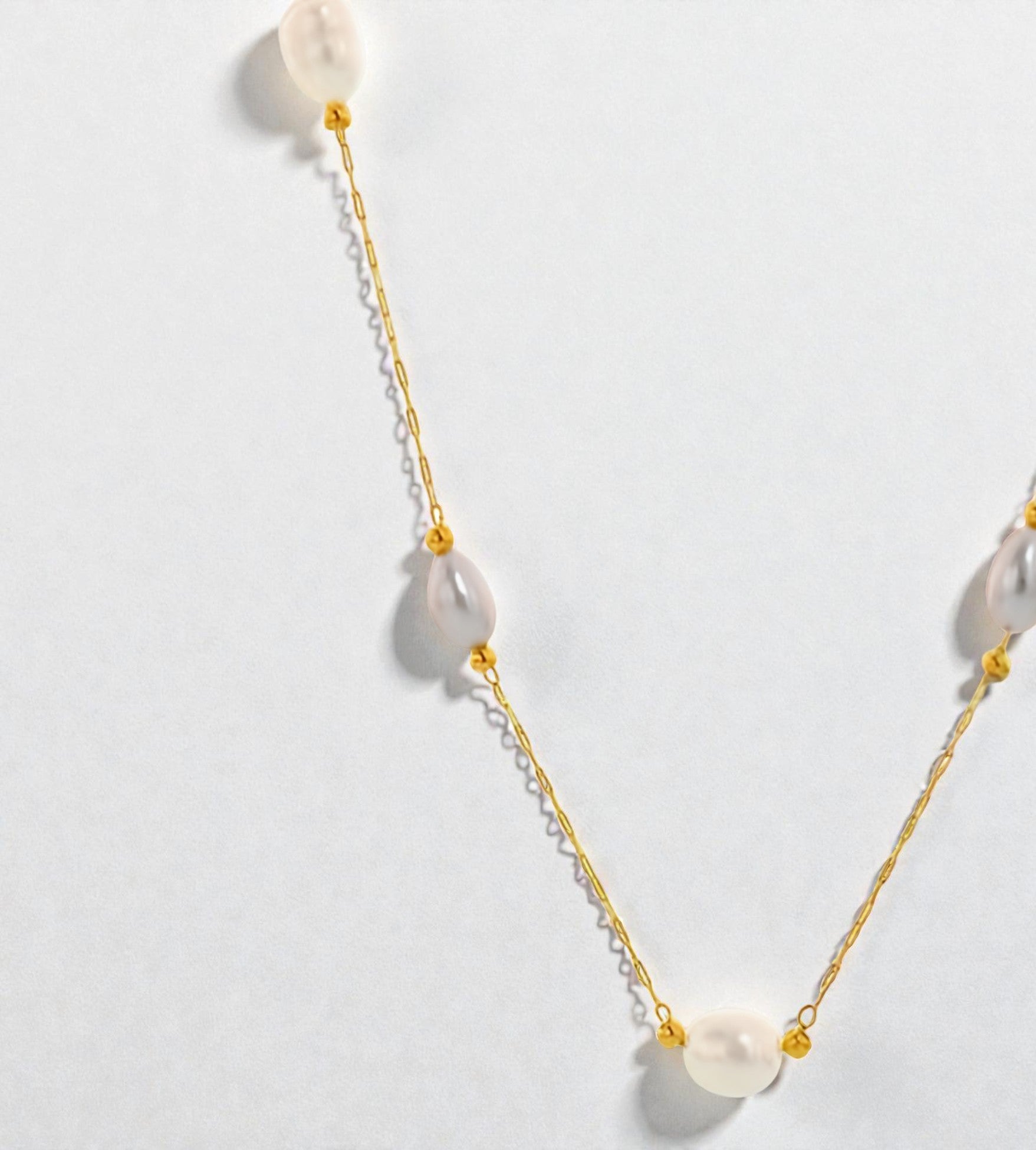 Collier long chaîne dorée et perles blanches & grises