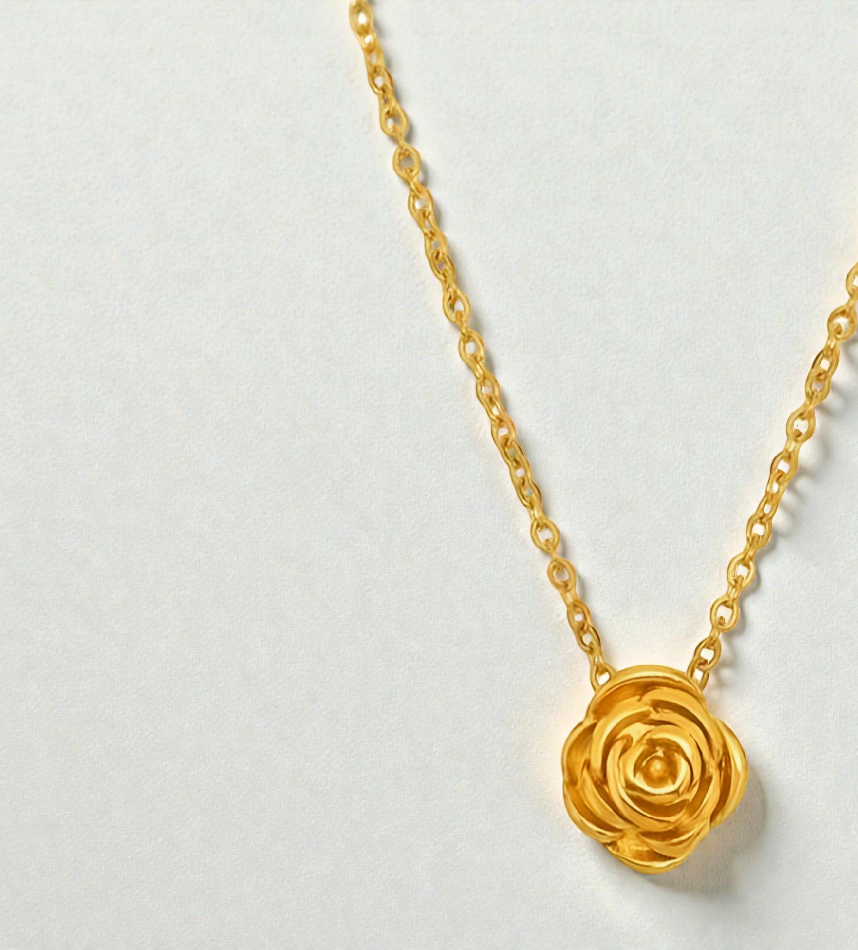 Collier doré à pendentif fleur